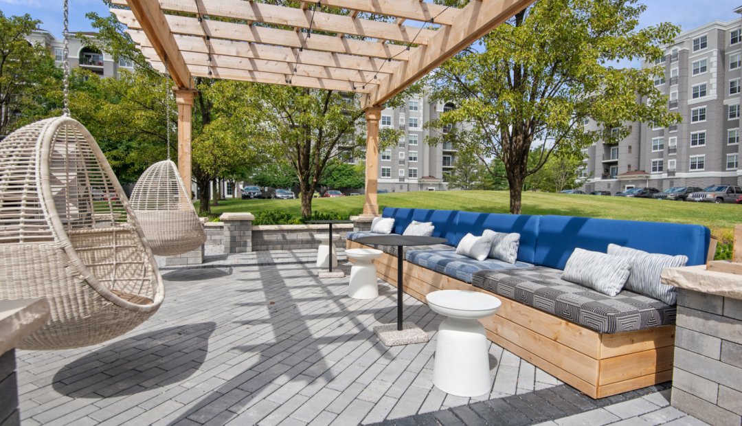 Outdoor hanging seats